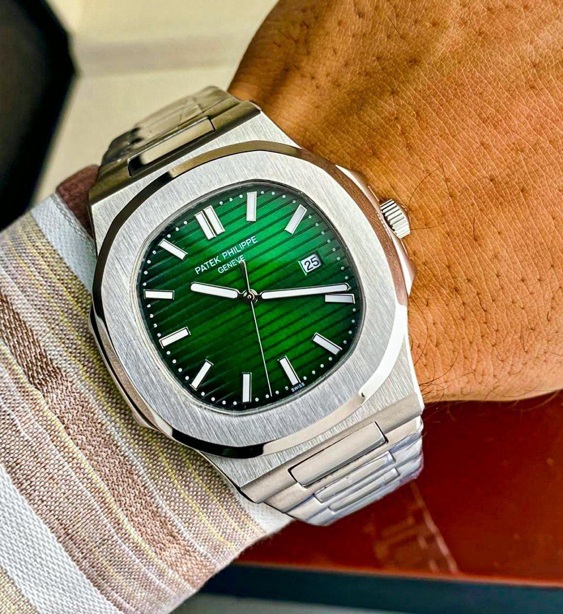 Black Dial, Integrated Metal Bracelet & Date Display