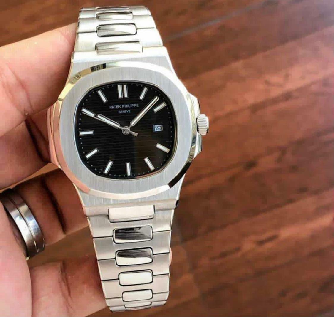 Black Dial, Integrated Metal Bracelet & Date Display